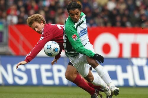 Torlos, aber nicht chancenlos: Fürths Torjäger Sami Allagui (rechts, gegen Pascal Bieler) hatte gegen den Club einen rabenschwarzen Tag und wollte über das Desaster kein Wort verlieren.