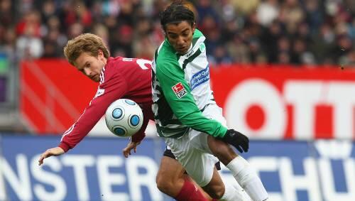 Torlos, aber nicht chancenlos: Fürths Torjäger Sami Allagui (rechts, gegen Pascal Bieler) hatte gegen den Club einen rabenschwarzen Tag und wollte über das Desaster kein Wort verlieren. Torlos, aber nicht chancenlos: Fürths Torjäger Sami Allagui (rechts, gegen Pascal Bieler) hatte gegen den Club einen rabenschwarzen Tag und wollte über das Desaster kein Wort verlieren.