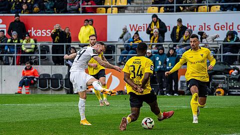 Der Schuss ins Glück: Durch die Beine von Patrick Nkoa (m.) trifft Patrick Hobsch ins lange Eck.