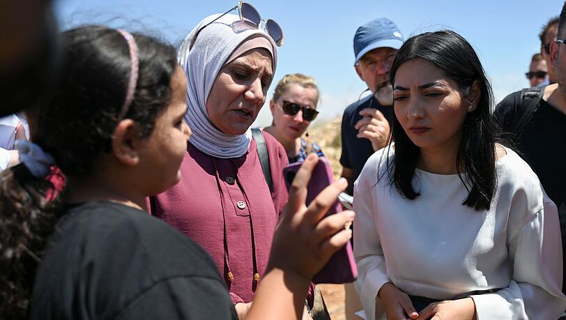 Die Bundesministerin tauschte sich im Westjordanland mit einer Familie aus. Die Bundesministerin tauschte sich im Westjordanland mit einer Familie aus.