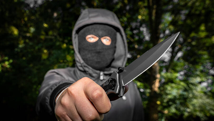 Bei einem Raub&uuml;berfall Am Hart droht der T&auml;ter dem Opfer mit einem Messer. (Symbolbild)