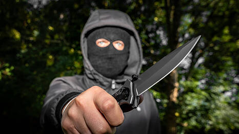 Bei einem Raub&uuml;berfall Am Hart droht der T&auml;ter dem Opfer mit einem Messer. (Symbolbild)