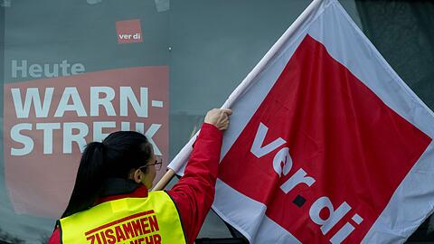 Mit Warnstreiks in Augsburg will Verdi den Druck auf die Arbeitgeber erh&ouml;hen. (Archivbild)