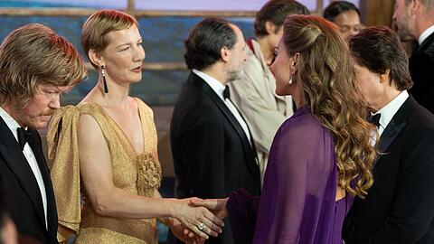 Herzliche Begegnung zwischen Sandra H&uuml;ller und Prinzessin Kate bei der "Digger"-Weltpremiere in London.