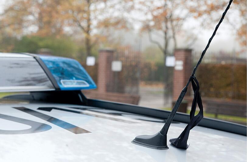 Familie und Kollegen trauern um den erschossenen Polizisten Matthias V.. In Königsbrunn bei Augsburg wurde er am Donnerstag im kleinen Kreise begesetzt.