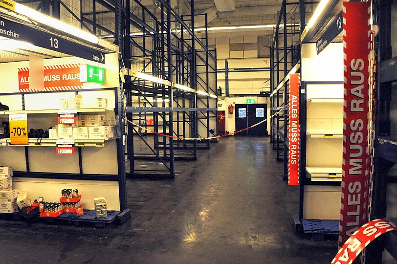 Aus is: Seit Weihnachten ist Schluss im Metro&ndash;Markt an der Leopoldstraße, die Regale sind leer gekauft.