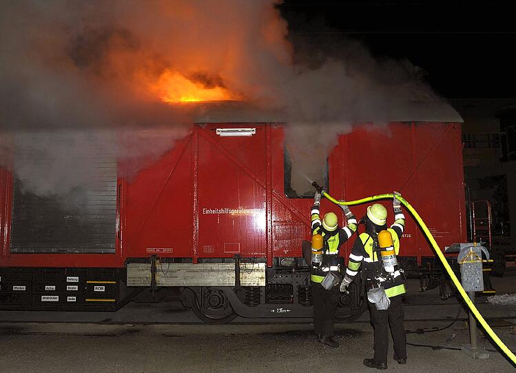 Ein Waggon steht auf dem DB-Betriebswerk in Flammen. Die Bilder vom Einsatz