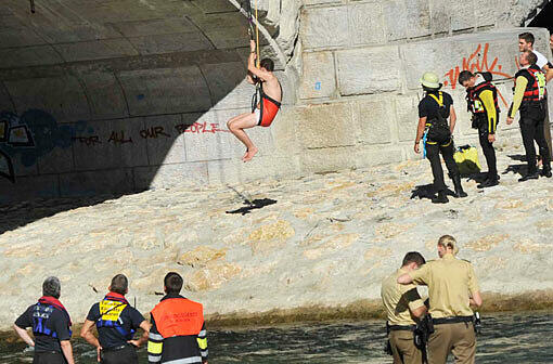In einer "Rettungswindel" wird der Mann an der Reichenbachbrücke in Sicherheit gebracht.