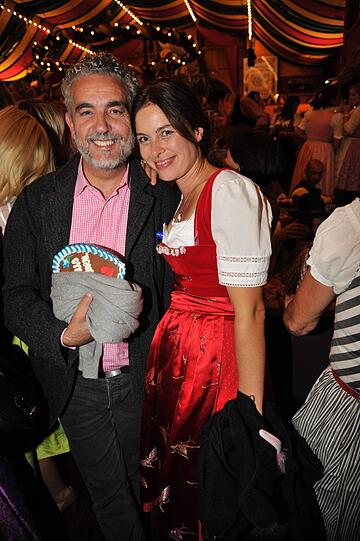 Ein Herzl fürs Herzl: Starkoch Mario Gamba und seine Frau Brigitte auf der Wiesn.