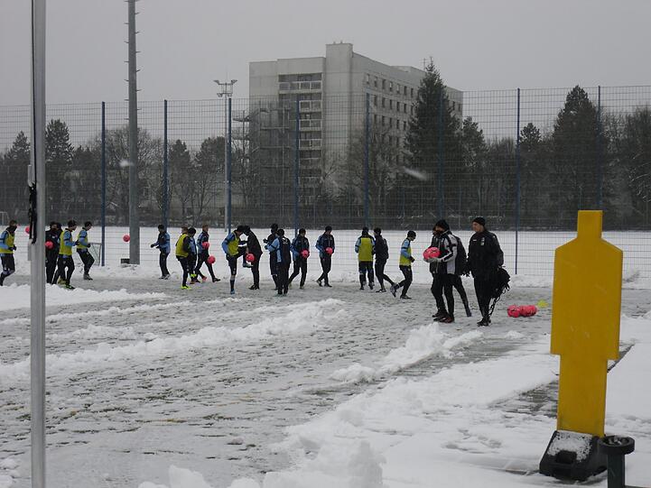 Hart , härter, Alexander Schmidt. Der Trainer des TSV 1860 schickte seine Jungs am Montagvormittag trotz klirrender Kälte, Schneeregen und schneebedeckten Trainingsplätzen raus zum Anschwitzen. Am Abend spielen die Löwen gegen den 1. FC Kaiserslautern. Die Bilder vom Matsch-Training