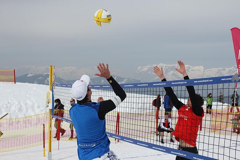 Herrlich: Das Berg-Panorama im Hintergrund. 2013 wurde in Wagrain erstmals auf zwei Courts parallel gespielt - bei einem Teilnehmerfeld von 16 Snow Volleyballern.