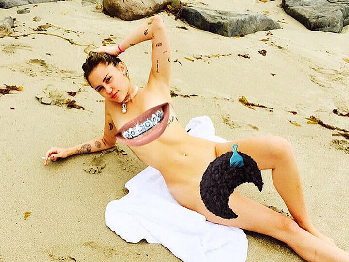 Pop-Star Miley Cyrus zieht eigentlich regelmäßig blank, komplett nackt ist sie allerdings selten. So musste sie auch für das Foto, auf dem sie sich ohne alles am Strand räkelt, die prekären Stellen bearbeiten.
