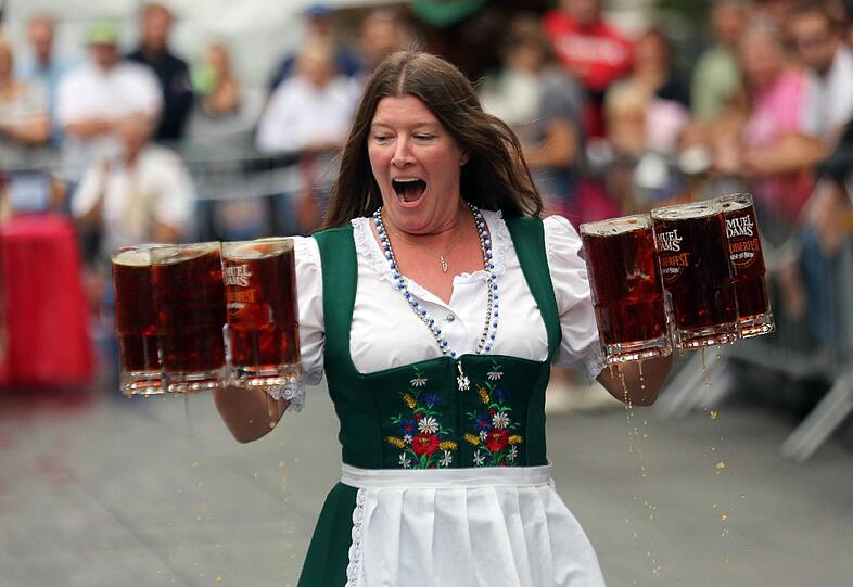 In Cincinnati, wo sich diese Frau als Bedienung versucht, gibt's das beste Oktoberfest der USA.