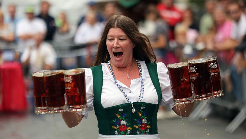 In Cincinnati, wo sich diese Frau als Bedienung versucht, gibt's das beste Oktoberfest der USA. In Cincinnati, wo sich diese Frau als Bedienung versucht, gibt's das beste Oktoberfest der USA.