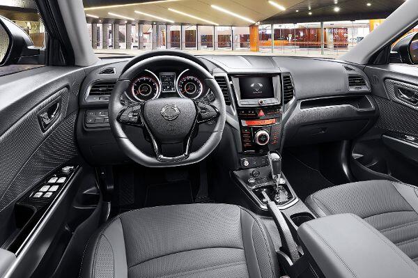 Der Innenraum des XLV (und auch des Tivoli) wirkt frisch und modern. Die Übersichtlichkeit ist gut und die Bedienung unkompliziert - so soll es in einem modernen Auto sein.