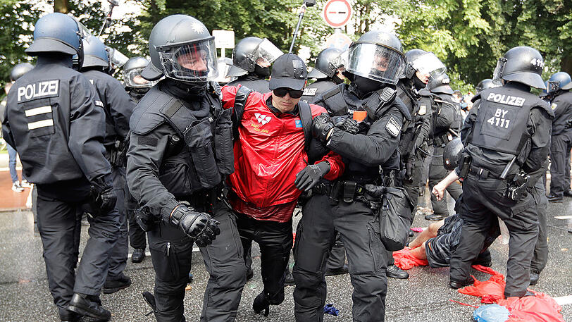 Die Polizei räumt am Freitagvormittag eine Sitzblockade von Demonstranten im Hamburger Schanzenviertel, unter anderem sind auch Wasserwerfer im Einsatz.