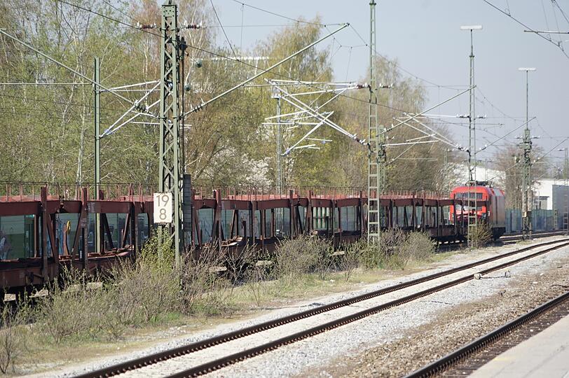 Tödlicher Unfall: Ein 17-Jähriger ist bei München auf einen Güterwaggon geklettert. Er erlitt einen Stromschlag.