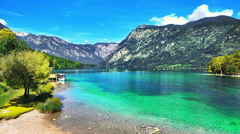 Glasklares Wasser und imposante Bergkulisse: Der Bohinj See ist nur eine Station auf einem Trip durch Sloweniens Westen