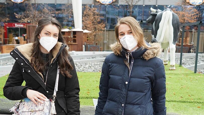Ärztin Urte Ambrosius (r.) hat gerade Au-pair-Mädchen Valerina abgeholt. Sie braucht Unterstützung, wegen ihrer häufigen 24-Stunden-Schichten. Ärztin Urte Ambrosius (r.) hat gerade Au-pair-Mädchen Valerina abgeholt. Sie braucht Unterstützung, wegen ihrer häufigen 24-Stunden-Schichten.