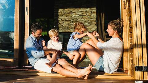 Viele Reisende bevorzugen es, während ihres Urlaubs in einem privaten Ferienhaus oder einer Ferienwohnung unterzukommen.