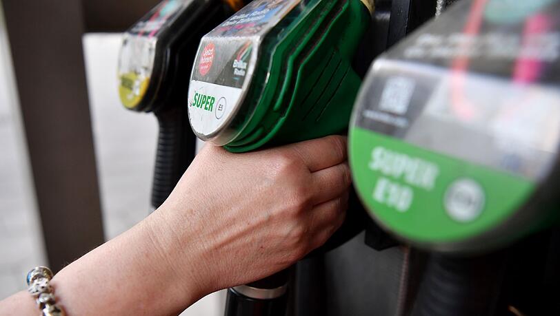 Tanken ist noch immer teurer als vor der Eskalation in Nahost - dabei ist der Ölpreis wieder gefallen.