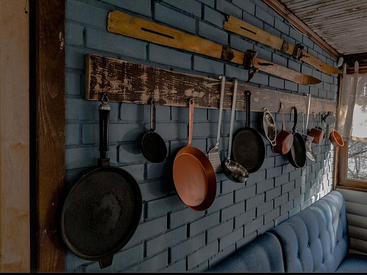 Wenn der Platz in den Küchenschränken begrenzt ist, kann mit einer Aufhängelösung Abhilfe geschaffen werden. Nicht nur praktisch, sondern auch stilvoll, ist ein Brett im Vintage-Stil mit Haken darin, an denen Ihre Pfannen und Küchenhelfer aufgehängt werden können. Ein besonderer Blickfang sind darüber befestigte Vintage-Ski, ein Surfbrett oder was auch immer Ihnen gefällt. Wenn der Platz in den Küchenschränken begrenzt ist, kann mit einer Aufhängelösung Abhilfe geschaffen werden. Nicht nur praktisch, sondern auch stilvoll, ist ein Brett im Vintage-Stil mit Haken darin, an denen Ihre Pfannen und Küchenhelfer aufgehängt werden können. Ein besonderer Blickfang sind darüber befestigte Vintage-Ski, ein Surfbrett oder was auch immer Ihnen gefällt.