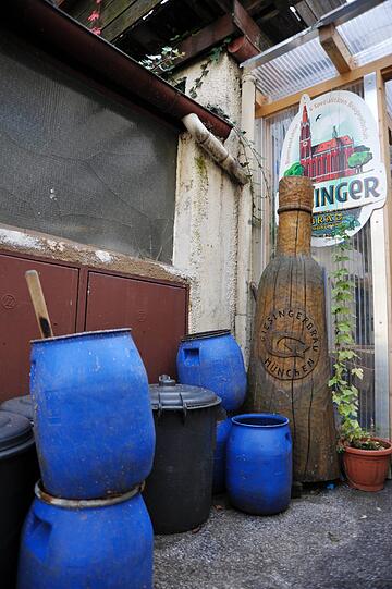 Bei der kleinen Brauererei "Giesiner Bräu" arbeiten derzeit 5 Personen an originellen Biersorten, wie die Untergiesinger Erhellung. Ein Rundgang durch die Brauerei.