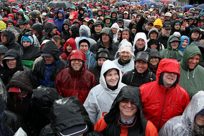 Bruce Sprengsteen rockt München. Die Fans trotzen dem Regen.