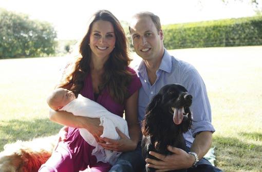 Royales Babyglück in der ländlichen Idylle: Michael Middleton, Kates Vater, hat dieses Foto der Herzogin mit ihrem Mann, Prinz William, Söhnchen George und Hund Tilly gemacht.
