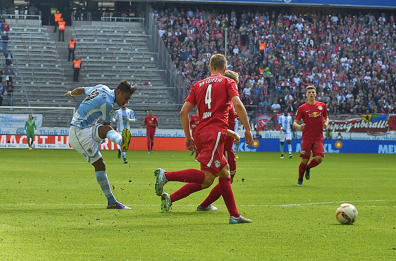 Sein erstes Tor seit vielen, vielen Monaten: Rubin Okotie trifft gegen RB Leipzig zum 2:2-Endstand.