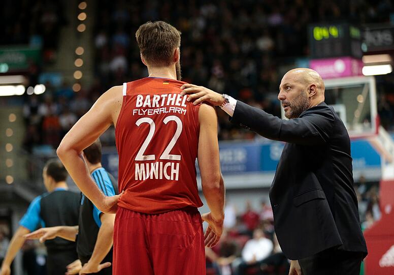"Wir müssen jetzt unser wahres Gesicht zeigen", fordert der Chefcoach des FC Bayern Basketball Sasa Djordjevic (r.).