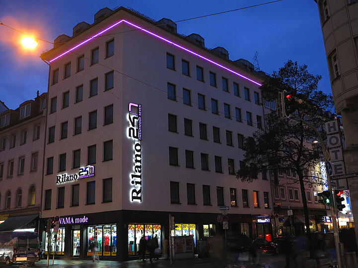 Die Barbie-Zentrale? AZ-Leser Djordje Matkovic hat an der Kreuzung Schwanthaler-Schillerstraße mit Hilfe eines AZ-Zeitungskastens diese Fotos gemacht.