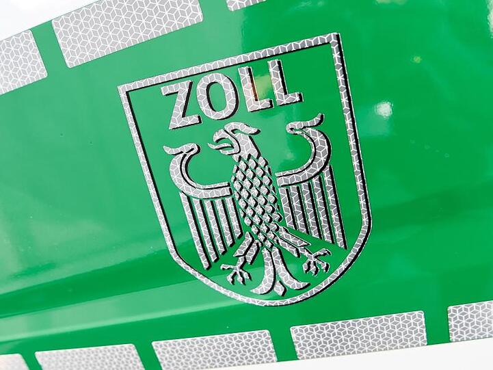 Das Zoll-Logo auf einem Einsatzfahrzeug des Zolls. Foto: picture alliance / Christophe Gateau/dpa/Symbolbild
