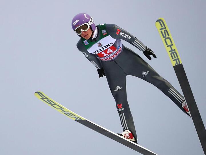 Andreas Wellinger aus Deutschland springt beim Trainingsdurchgang. Foto: Daniel Karmann/Archiv