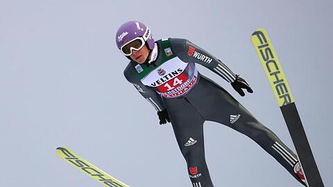 Andreas Wellinger aus Deutschland springt beim Trainingsdurchgang. Foto: Daniel Karmann/Archiv