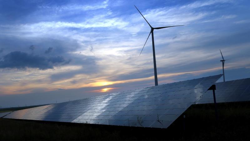 Der mit Wolken überzogene Abendhimmel spiegelt sich auf den Solarzellen einer vor Windrädern stehenden Solarkraftanlage in Kitzingen. Foto: Karl-Josef Hildenbrand/dpa/Archiv Der mit Wolken überzogene Abendhimmel spiegelt sich auf den Solarzellen einer vor Windrädern stehenden Solarkraftanlage in Kitzingen. Foto: Karl-Josef Hildenbrand/dpa/Archiv