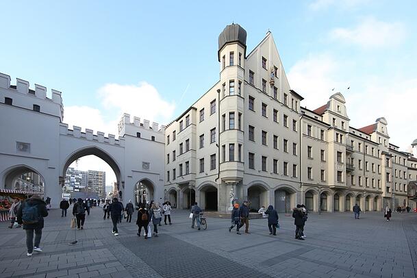 40 Jahre lang ist das denkmalgeschützte Gebäude am Karlstor ein Kaufhaus gewesen. (Archivbild) 40 Jahre lang ist das denkmalgeschützte Gebäude am Karlstor ein Kaufhaus gewesen. (Archivbild)