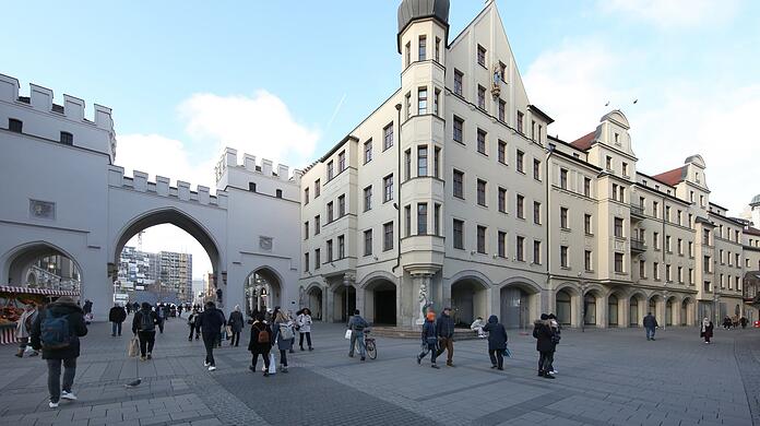 40 Jahre lang ist das denkmalgeschützte Gebäude am Karlstor ein Kaufhaus gewesen. Dieses Kapitel ist nun Geschichte.