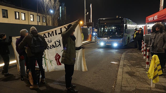 Die Aktivisten behinderten die Busse beim Losfahren.
