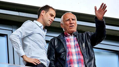 Der mittlerweile verstorbene Red-Bull-Gründer Dietrich Mateschitz (r) und Oliver Mintzlaff.