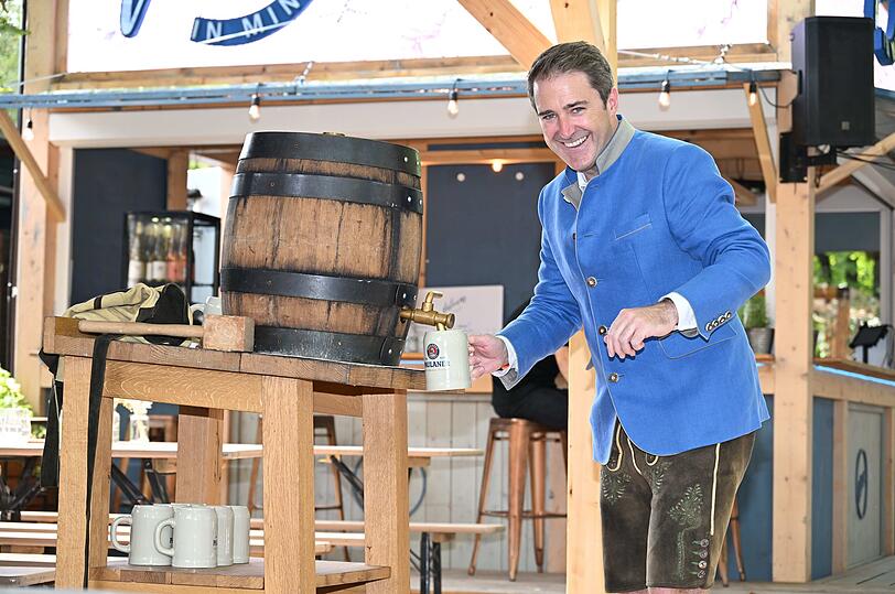 Philipp Bächstädt freut sich bei "Tanz in Tracht" nicht nur über die Gesellschaft: Auch das Bier kann ihn überzeugen.