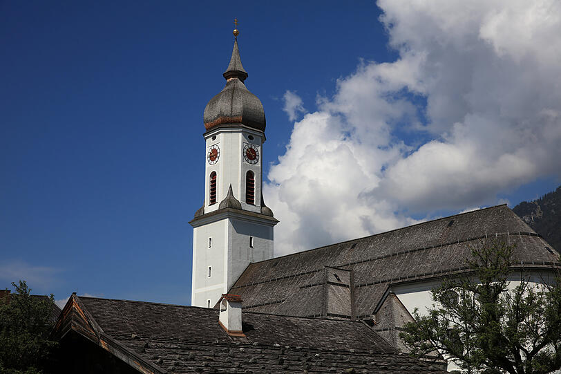 Die Pfarrkirche St. Martin unweit des Kramers, den Laura Dahlmeier so gerne bestiegen hat. Die Pfarrkirche St. Martin unweit des Kramers, den Laura Dahlmeier so gerne bestiegen hat.