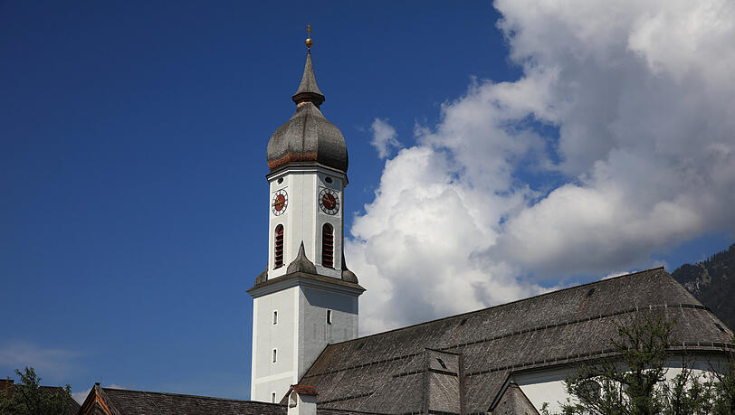 Die Pfarrkirche St. Martin unweit des Kramers, den Laura Dahlmeier so gerne bestiegen hat. Die Pfarrkirche St. Martin unweit des Kramers, den Laura Dahlmeier so gerne bestiegen hat.