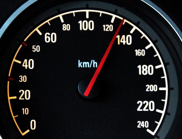 73 km/h zu schnell - einem Raser im Lehel drohen nun fast 500 Euro Strafe, vier Punkte in Flensburg und ein dreimonatiges Fahrverbot. (Symbolbild)