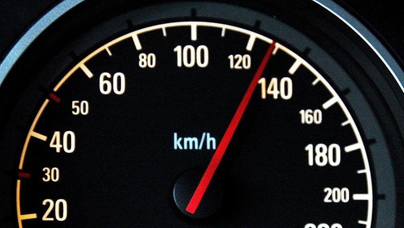 73 km/h zu schnell - einem Raser im Lehel drohen nun fast 500 Euro Strafe, vier Punkte in Flensburg und ein dreimonatiges Fahrverbot. (Symbolbild) 73 km/h zu schnell - einem Raser im Lehel drohen nun fast 500 Euro Strafe, vier Punkte in Flensburg und ein dreimonatiges Fahrverbot. (Symbolbild)