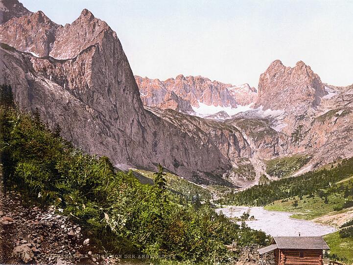 Die Höllentalangerhütte wurde bereits vom Deutschen Alpenverein Sektion München (DAV) als Zwischenstation zur Zugspitze geplant. Am 16. Juni 1894 wurde die Hütte mit damals 22 Schlafplätzen eingeweiht. 1907 folgte der Anbau eines Wirtschaftsraumes.