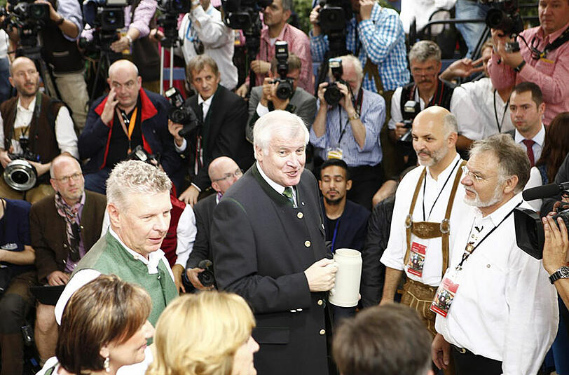 "Auf eine friedliche Wiesn" - Zuprosten mit dem Bayerischen Ministerpräsidenten Horst Seehofer