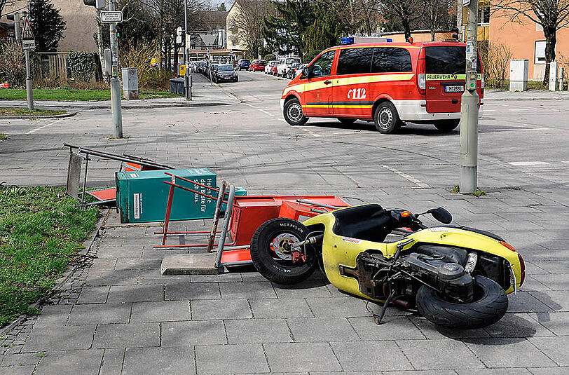 Kein seltenes Bild am Dienstag: Durch den Sturm umgestoßene Roller oder Zeitungsständer.
