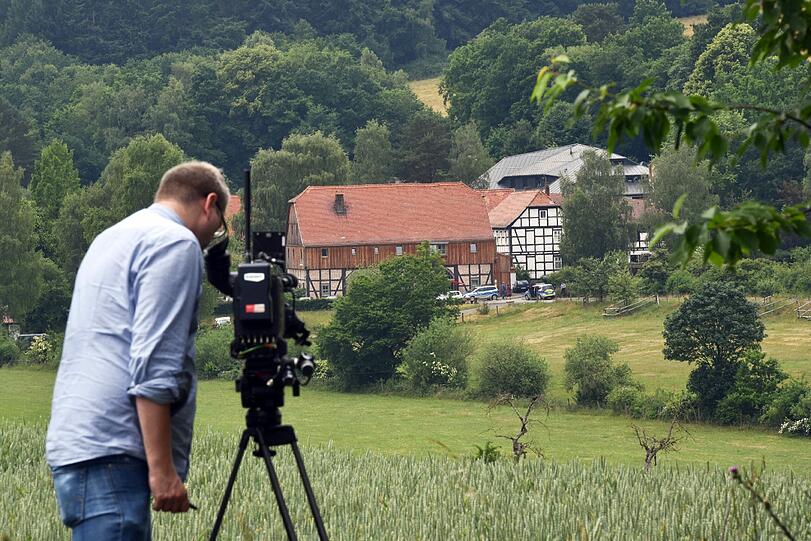 Der Sohn von Schrauben-Milliardär Reinhold Würth ist in Osthessen entführt worden, nach kurzer Zeit aber wieder freigekommen. Die Polizei sicherte den Familiensitz "Hofgut Sassen" in Schlitz.