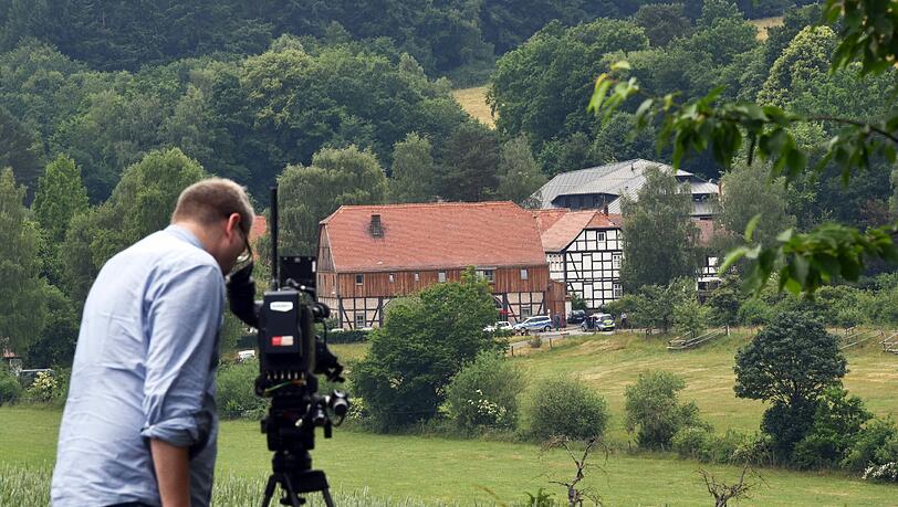 Der Sohn von Schrauben-Milliardär Reinhold Würth ist in Osthessen entführt worden, nach kurzer Zeit aber wieder freigekommen. Die Polizei sicherte den Familiensitz "Hofgut Sassen" in Schlitz. Der Sohn von Schrauben-Milliardär Reinhold Würth ist in Osthessen entführt worden, nach kurzer Zeit aber wieder freigekommen. Die Polizei sicherte den Familiensitz "Hofgut Sassen" in Schlitz.